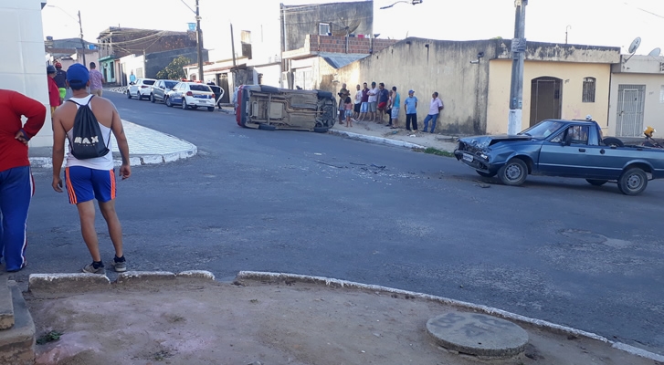 VEÍCULOS COLIDEM EM CRUZAMENTO NO BAIRRO DA BRASÍLIA, EM GARANHUNS