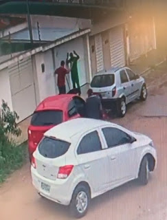 CÂMERAS REGISTRARAM O CRIME: Bandidos rendem Casal e Roubam Veículo na Cohab 2