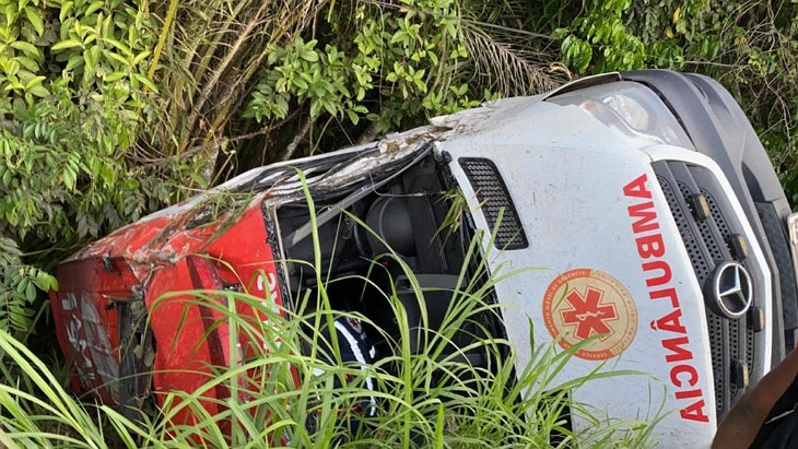 AMBULÂNCIA DO SAMU DE GARANHUNS CAPOTA NA BR-232, EM MORENO