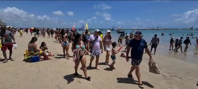 Banhistas e comerciantes descumprem medidas de proteção contra a Covid-19 em Porto de Galinhas