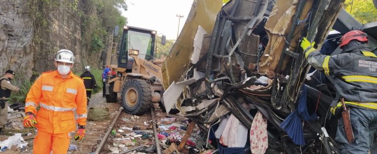 Sobe para 18 o número de mortos em acidente de ônibus em João Monlevade; veja lista de vítimas