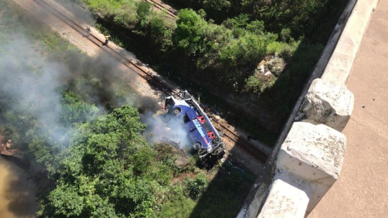 Ônibus que caiu de viaduto em MG já havia sido autuado três vezes por transporte irregular de passageiros