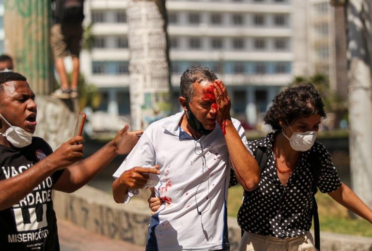 policiais negam socorro a homem que perdeu olho ao ser atingido por bala de borracha em protesto pacífico