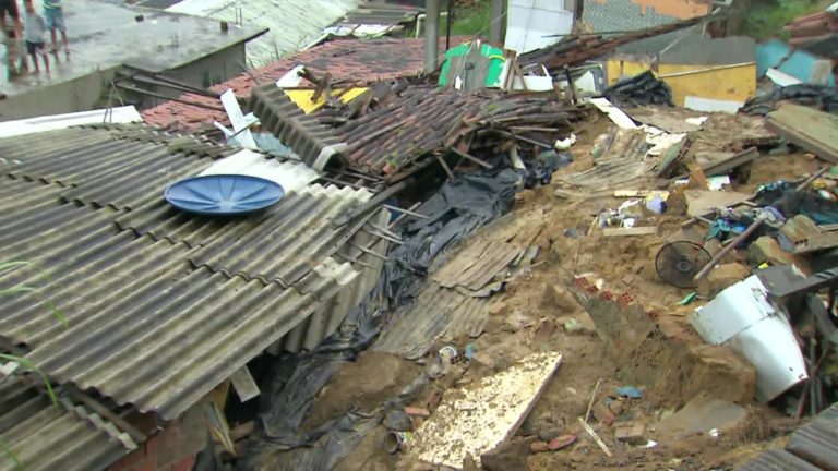 Barreira desliza e atinge seis casas no Recife; bombeiros e Samu socorrem moradores