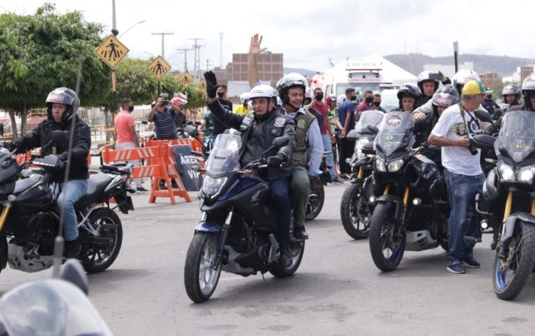 Bolsonaro provoca aglomeração em passeio de moto por cidades do Agreste