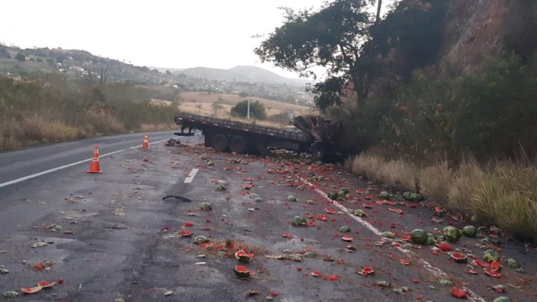 Motorista morre e grávida fica ferida após caminhão bater em paredão na descida da Serra das Russas