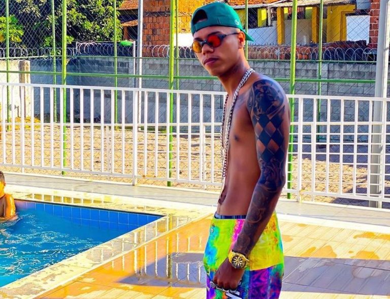 MC Kevin do Recife é preso em flagrante suspeito de furar ponto de bloqueio da Polícia Militar