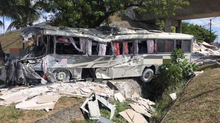 Caminhão tomba em viaduto e carga atinge ônibus que passava embaixo; uma pessoa morre e 11 ficam feridas