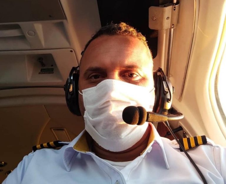 Copiloto de avião que levava Marília Mendonça é enterrado sob forte comoção em Taguatinga, no DF