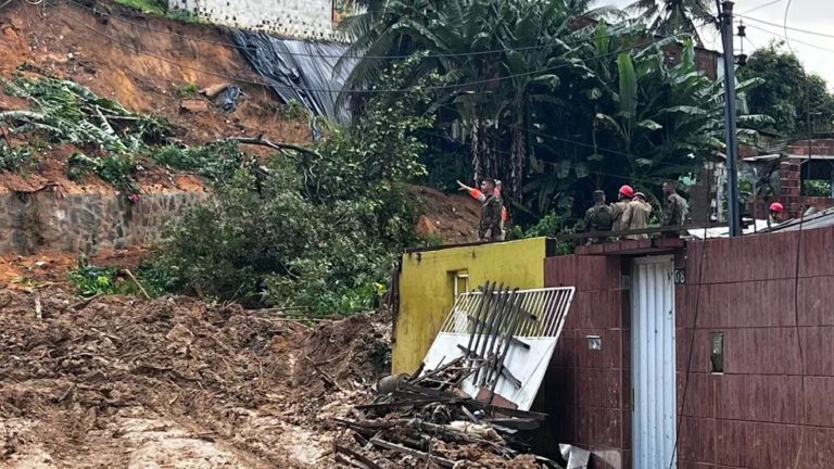 Sobe para 87 o nº de mortos por causa das chuvas no Grande Recife; buscas chegam ao 3º dia￼