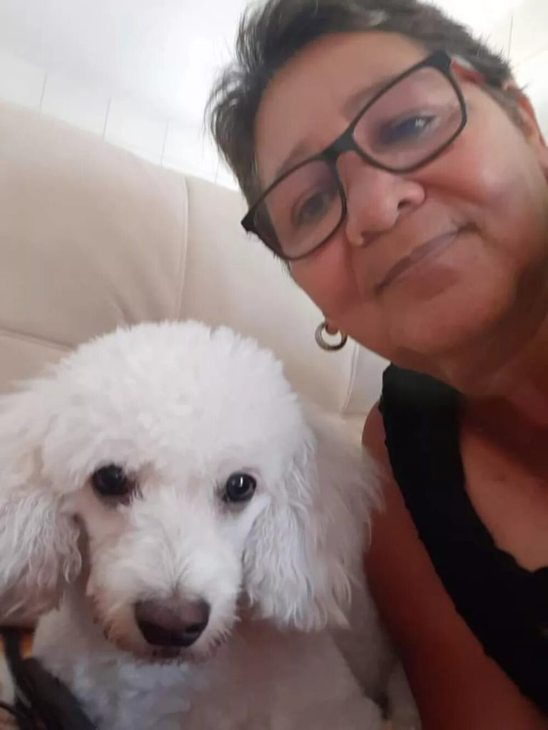 Garoto de 15 anos é apreendido por matar professora e cão; polícia diz que tráfico desconfiava que vítima era informante por ter câmera em casa￼